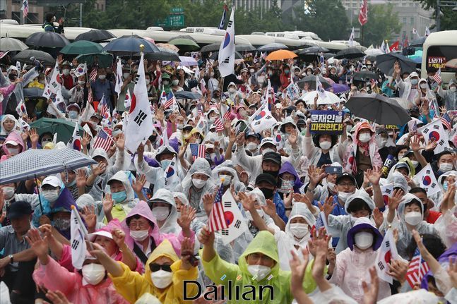 지난달 15일 오후 서울 광화문 세종대로 일대에서 보수단체들이 문재인 정부를 규탄하는 대규모 집회를 갖고 있다. ⓒ데일리안 박항구 기자