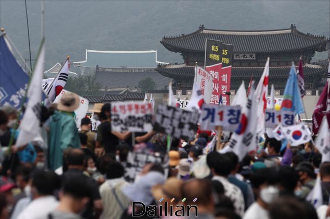 지난달 15일 오후 서울 광화문 세종대로 일대에서 일부 강경 보수 단체들이 문재인 정부를 규탄하는 대규모 집회를 갖고 있다. ⓒ데일리안 홍금표 기자