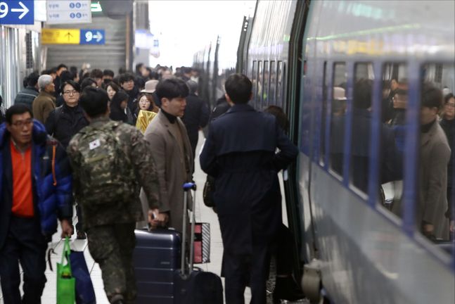 명절 연휴 고향 가는 열차를 타려는 귀성객들(자료사진). ⓒ데일리안 홍금표 기자