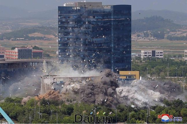개성 남북공동연락사무소가 폭파되는 모습(자료사진). ⓒ 조선중앙통신