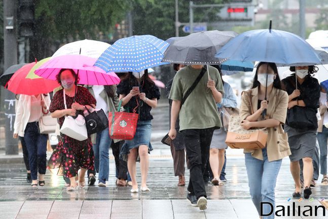 제10호 태풍 '하이선'이 북상하고 있는 7일 오전 서울 종로구 광화문네거리 인근에서 우산을 쓴 시민들이 발걸음을 옮기고 있다. ⓒ데일리안 류영주 기자