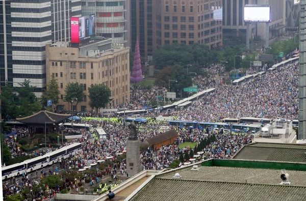 지난달 15일 서울 광화문광장 주변에서 대규모 집회가 열리고 있다. ⓒ뉴시스