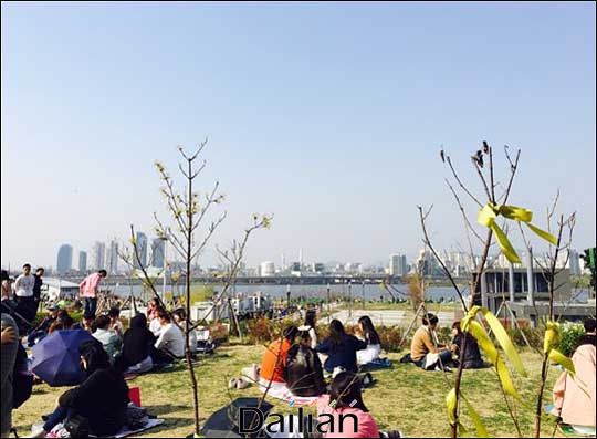 서울 한강공원에 시민들이 돗자리를 펼치고 앉아있는 모습(자료사진). ⓒ데일리안