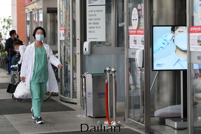 전공의들의 집단 휴진이 이어지고 있는 7일 오후 서울 종로구 서울대병원에서 의료진이 분주히 발걸음을 옮기고 있다. ⓒ데일리안 류영주 기자