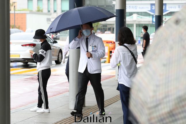 7일 오후 서울의 한 대학병원 의료진이 분주히 발걸음을 옮기고 있는 모습 ⓒ데일리안 류영주 기자
