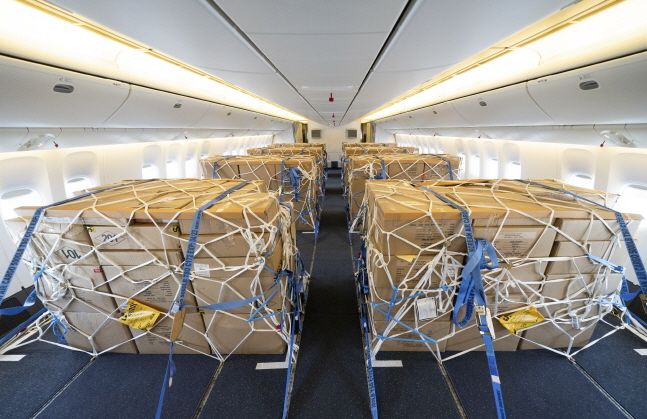 개조작업이 완료된 대한항공 보잉 777-300ER 내부에 화물이 적재된 모습.ⓒ대한항공