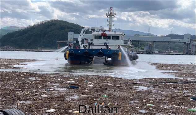 해양환경공단 동해지사 해파랑호가 삼청항 해양쓰레기를 수거하고 있다. ⓒ해양환경공단