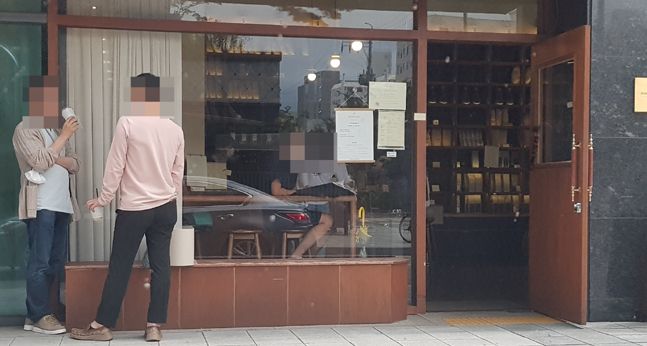 9일 서울 마포구의 한 커피전문점에서 시민들이 1회용컵에 담긴 음료를 마시고 있다.ⓒ데일리안 최승근기자