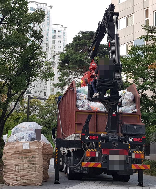 8일 서울 마포구의 한 아파트 단지에서 배출한 1회용 플라스틱 폐기물을 수거업체가 실어가는 모습.ⓒ데일리안 최승근기자