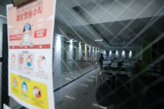 지난 3월 서울 한 대학교 잡카페에 신종 코로나 확산 방지를 위해 외부인 및 학생 출입이 통제되면서 실내등이 꺼져 있다.ⓒ뉴시스