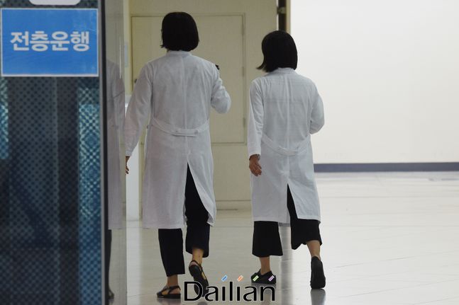 서울 한 대학병원에서 의료진들이 업무를 위해 이동하고 있는 모습(자료사진). ⓒ데일리안 류영주 기자