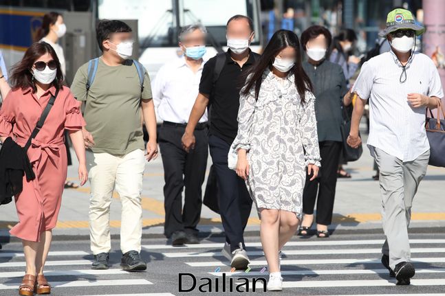 서울 종로구 광화문네거리에서 마스크를 쓴 시민들이 출근하고 있는 모습(자료사진). ⓒ데일리안 류영주 기자