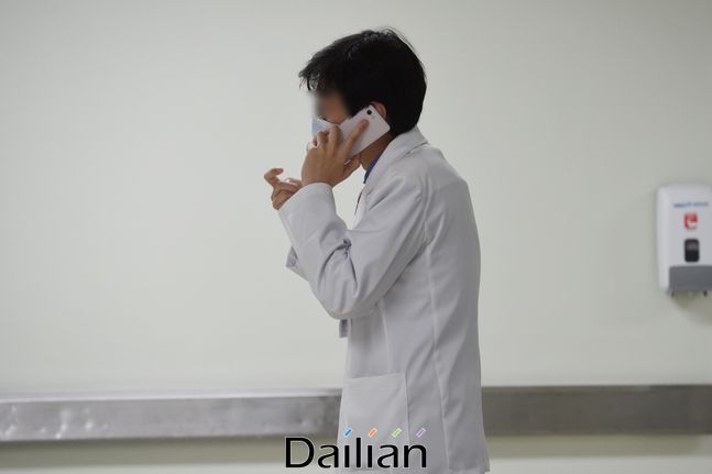 서울의 한 대학병원에서 의료진이 통화를 하고 있는 모습(자료사진). ⓒ데일리안 류영주 기자