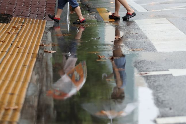 서울 양천구의 한 거리에 우산을 쓴 시민들이 발걸음을 옮기고 있다.(자료사진)ⓒ데일리안 류영주 기자