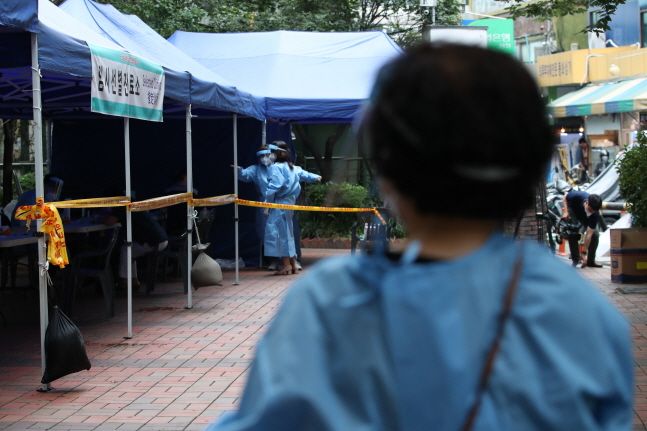 서울 중구 동대문시장 통일상가 앞 공원에 마련된 임시선별진료소에서 상인들이 검사를 받고 있다. ⓒ데일리안 류영주 기자