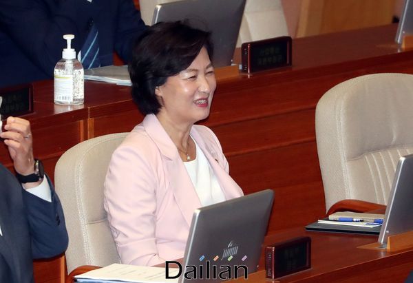 추미애 법무부 장관이 지난 7월 21일 자신에 대한 탄핵소추안이 보고됐다는 박병석 국회의장의 말에 웃음을 보였다. ⓒ데일리안 박항구 기자
