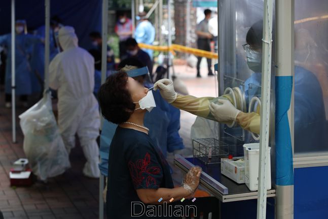 서울의 한 임시선별진료소에서 시민들이 코로나19 진단 검사를 받고 있다(자료사진). ⓒ데일리안 류영주 기자