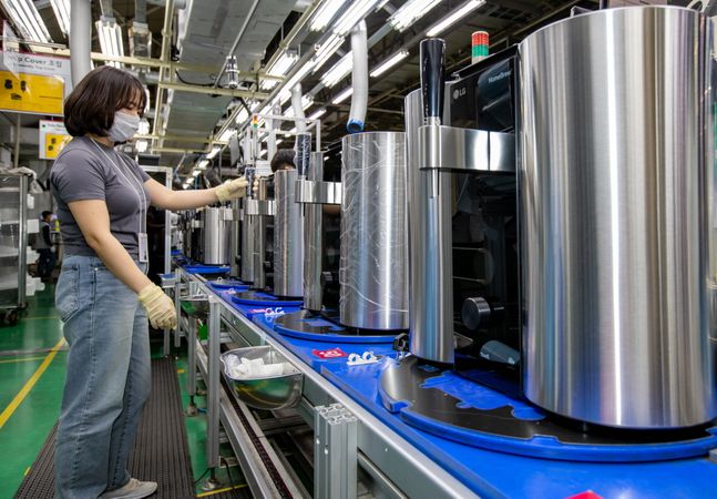 LG전자 직원이 16일 경남 창원사업장에서 캡슐형 수제맥주제조기 'LG 홈브루'를 생산하고 있는 모습.ⓒLG전자
