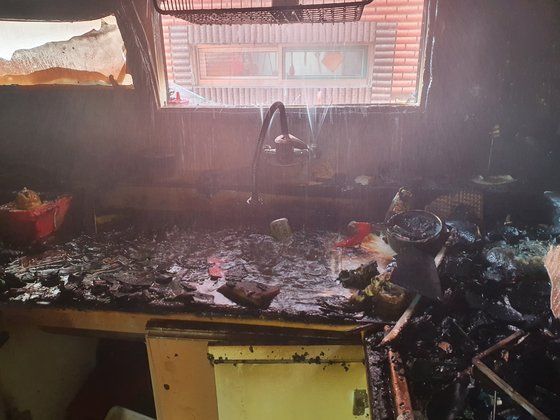 지난 14일 오전 인천시 미추홀구 용현동 한 빌라에서 초등학생 형제가 라면을 끓이려다 화재가 났다. ⓒ 연합뉴스