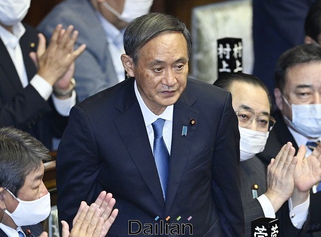 일본 중의원은 16일 본회의를 열고 제99대 총리로 스가 요시히데(菅義偉) 자민당 총재를 선출했다. 사진은 총리로 지명된 순간 일어서서 인사하는 스가 총재. ⓒ뉴시스
