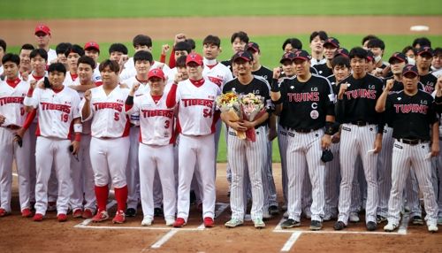 올 시즌을 마치고 은퇴하는 LG 박용택의 광주 경기 고별식에서 양 팀 선수들이 기념 촬영을 하고 있다. ⓒ 연합뉴스