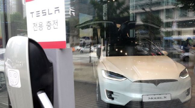 지난달 18일 서울 강남구 테슬라스토어에 테슬라가 판매하는 차량이 전시되어 있다.ⓒ연합뉴스