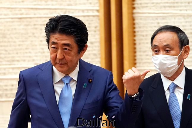 (왼쪽부터) 아베 신조 전 일본 총리, 스가 요시히데 신임 일본 총리(자료사진). ⓒAP/뉴시스