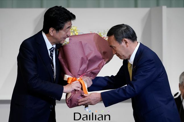 (왼쪽부터) 아베 신조 전 일본 총리, 스가 요시히데 신임 일본 총리(자료사진) ⓒ AP/뉴시스