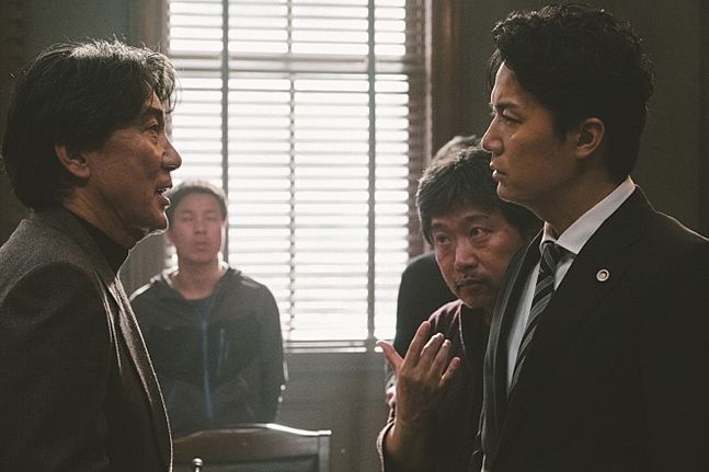 배우 야쿠쇼 코지(왼쪽)와 후쿠야마 마사하루 사이에 선 감독 ⓒ티캐스트 제공