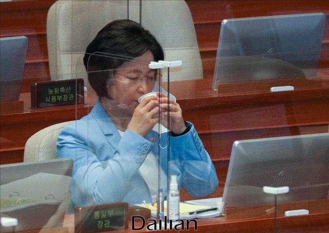 추미애 법무부 장관이 지난 17일 오후 서울 여의도 국회에서 열린 국회 본회의에서 물을 마시고 있다. ⓒ데일리안 박항구 기자