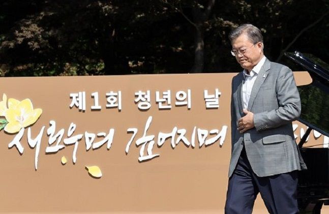 문재인 대통령이 지난 19일 오전 청와대 녹지원에서 열린 제1회 청년의날 기념식에서 기념사를 마친 뒤 단상에서 내려오고 있다. ⓒ뉴시스