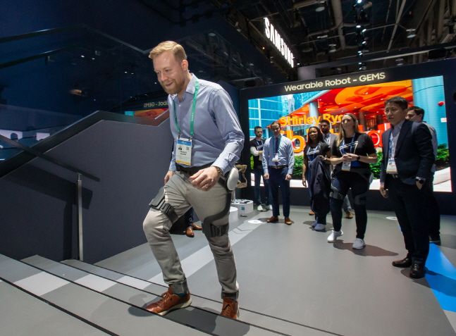 올 초 미국 라스베이거스에서 열린 세계 최대 전자 전시회 'CES 2020'에서 한 관람객이 삼성전자 웨어러블 보행 보조 로봇 'GEMS Hip'을 체험하고 있다.(자료사진) ⓒ삼성전자