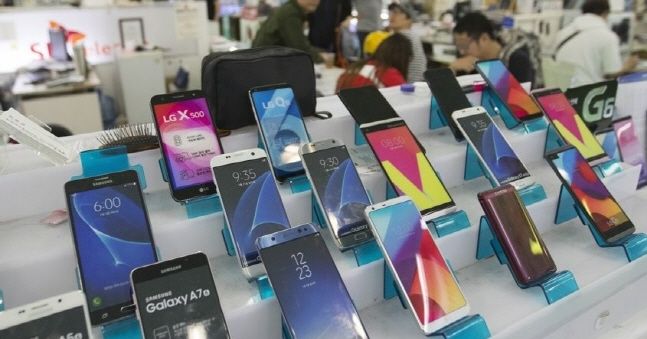 강변 테크노마트의 한 판매점에 스마트폰이 진열된 모습. ⓒ 연합뉴스