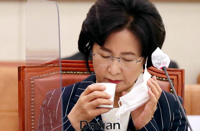 추미애 법무부 장관이 21일 서울 여의도 국회에서 열린 법제사법위원회 전체회의에 출석해 물을 마시고 있다.ⓒ데일리안 박항구 기자