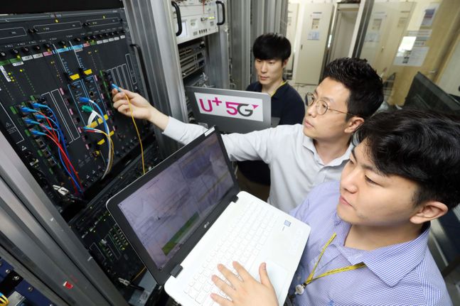LG유플러스 협력사인 유비쿼스 직원들이 통신 장비를 점검하고 있는 모습.ⓒLG유플러스