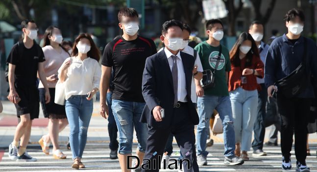 서울 종로구 광화문네거리에서 마스크를 쓴 시민들이 횡단보도를 건너는 모습(자료사진). ⓒ데일리안 류영주 기자