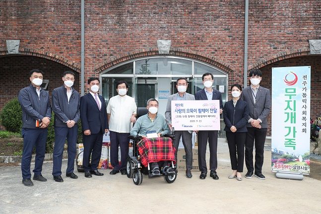 한국교통안전공단과 만도가 23일 교통사고 피해 중증후유장애인 42명에게 5000만원 상당의 맞춤형 휠체어를 기증한 후 기념사진 촬영을 하고 있다. ⓒ한국교통안전공단