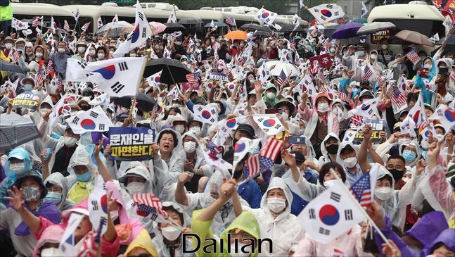 코로나19가 확산하던 지난달 15일 광복절날 서울 광화문 세종대로 일대에서 보수단체들이 문재인 정부를 규탄하는 대규모 집회를 갖고 있다. ⓒ데일리안 홍금표 기자