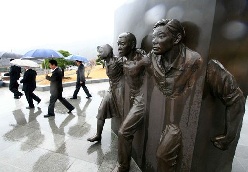 경남 마산시 구암동 국립3ㆍ15민주묘지를 찾은 참배객들이 3.15의거 조형물 앞을 지나고 있다.ⓒ뉴시스