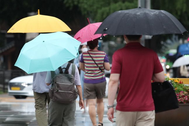 서울 종로구 광화문네거리에 우산을 쓴 시민들이 출근을 하고 있다.(자료사진) ⓒ데일리안 류영주 기자