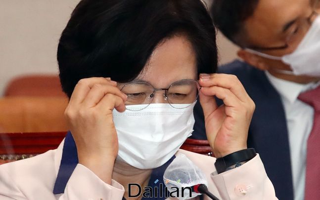 추미애 법무부 장관이 국회에서 열린 법제사법위원회 전체회의에서 안경을 고쳐쓰고 있다.ⓒ데일리안 박항구 기자