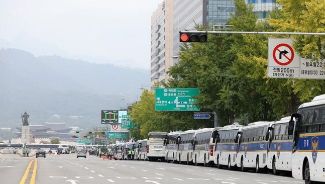 경찰이 개천절인 3일 오전 서울 종로구 광화문광장 주변의 돌발적인 집회·시위 등을 차단하기 위해 버스로 펜스를 형성했다. ⓒ연합뉴스