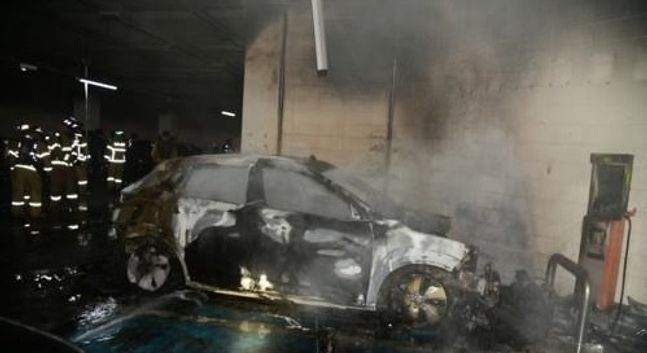 4일 오전 대구 달성군 유가읍 봉리의 한 아파트 지하주차장 전기차 충전 장소에 화재가 발생했다.ⓒ연합뉴스