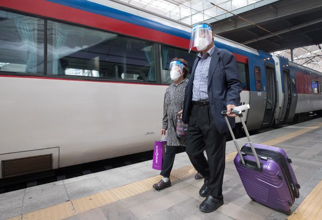 서울역에서 페이스쉴드를 쓴 시민들이 열차에 탑승하기 위해 이동하고 있는 모습(자료사진). ⓒ데일리안 류영주 기자
