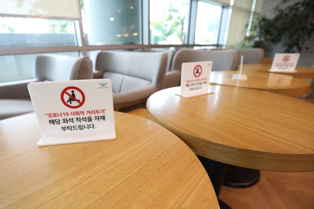 인천의 한 카페 테이블에 좌석간 거리두기 안내문이 놓여져 있는 모습(자료사진). ⓒ데일리안 류영주 기자
