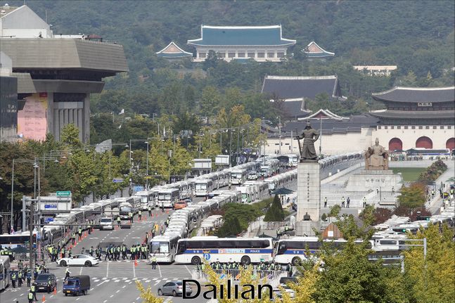 8.15 광복절 집회 후 코로나19의 폭발적인 확산에도 불구하고 일부 보수단체가 개천절 집회 강행을 예고한 가운데 3일 오전 서울 광화문 세종대로에 경찰들이 차벽을 설치해 통행을 차단하고 있다. ⓒ데일리안 홍금표 기자