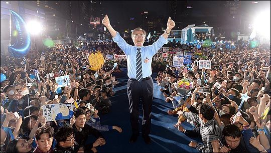 2017년 5월 8일 문재인 당시 후보가 서울 광화문광장 유세에서 지지자들을 향해 손을 흔들고 있다. ⓒ데일리안 박항구 기자