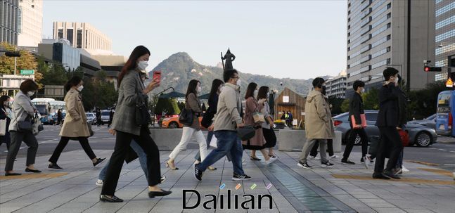 쌀쌀해진 날씨에 출근길 나선 시민들(자료사진).ⓒ데일리안 홍금표 기자