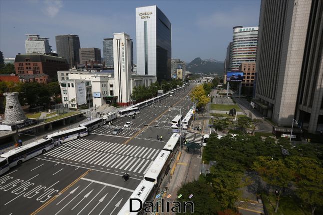지난 3일 오전 서울 광화문 세종대로에 경찰들이 차벽을 설치해 통행을 차단하고 있다. ⓒ데일리안 홍금표 기자