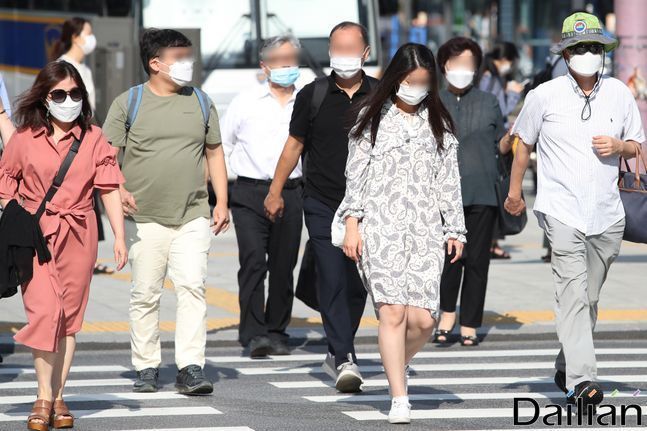 서울 종로구 광화문네거리에 마스크를 쓴 시민들이 출근을 하고 있다.ⓒ데일리안 류영주 기자